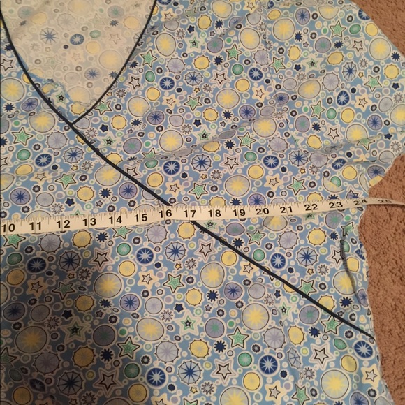 Assorted women’s XL scrub tops - Picture 7 of 7